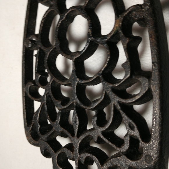 Vintage Cast Iron Footed Trivet - Picture 3 of 8